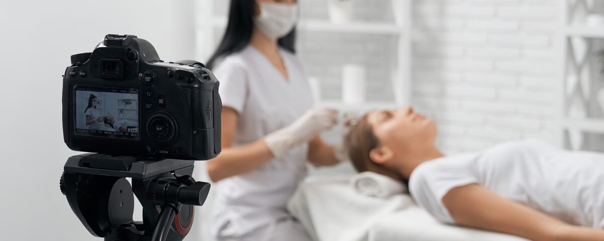 Klinikte muayene öncesi tıbbi fotoğraf çekimi