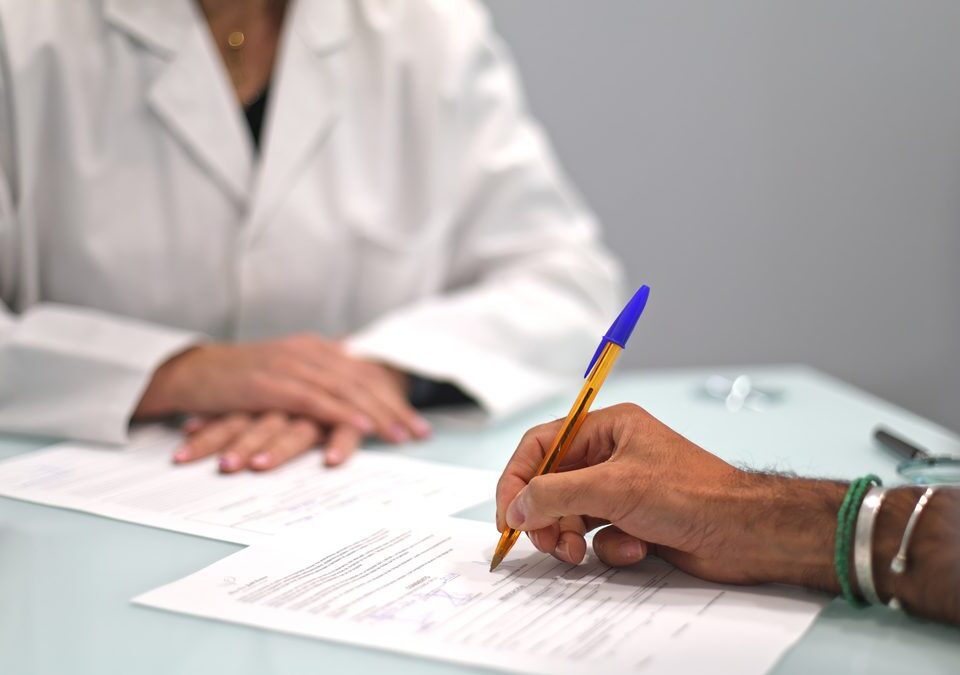Klinikte bilgilendirilmiş onam formunun imzalanması